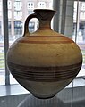 Deutsch: Im w:de:Hetjens-Museum Düsseldorf vor dem Duisburger Sommertreff 2010 aufgenommenes Foto. Inselgriechischer Krug. Irdenware mit Engobe und Oxidbändern, um 1000 vor Christus.