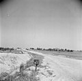 Israël 1948-1949; Negevwoestijn, controlepost. Weg leidend naar een controlepost in de Negevwoestijn, met op de achtergrond een dorp, vermoedelijk Beersjewa (255-0758).jpg
