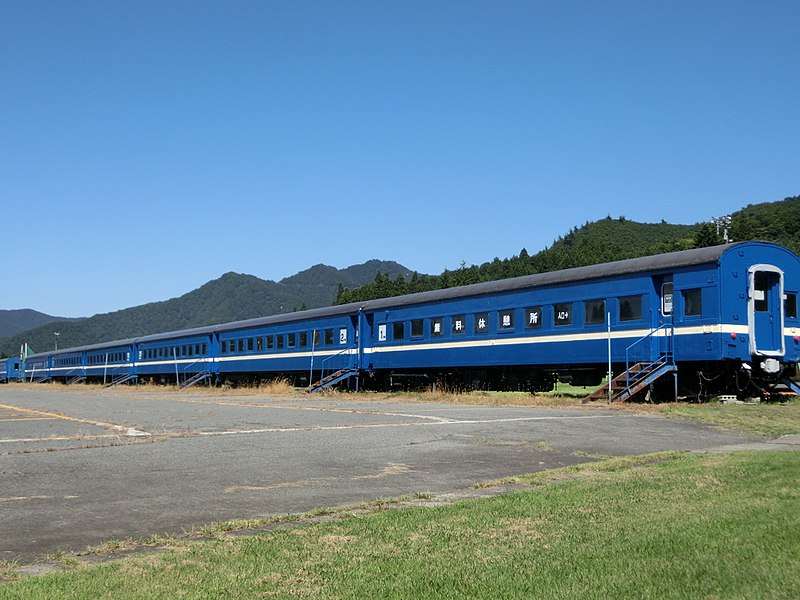 File:JNR 43 series passenger cars at Yuzawa Nakazato Ski Resort.JPG