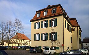 Die heute noch bestehenden Gebäude: rechts der Große Bau und links das Herrenhaus