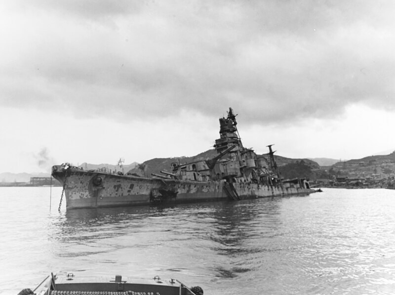 Archivo:Japanese cruiser Aoba sunk at Kure, Japan, 9 October 1945 (80-G-351754).jpg