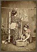 たらいで洗濯する女性(右)と物干し竿に着物を干す女性(左) （日本、1925年