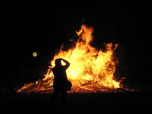 Feuer zur Sommersonnwende - hier begleitet vom Vollmond