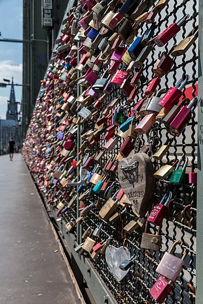 File:Köln, Hohenzollernbrücke -- 2014 -- 1877.jpg