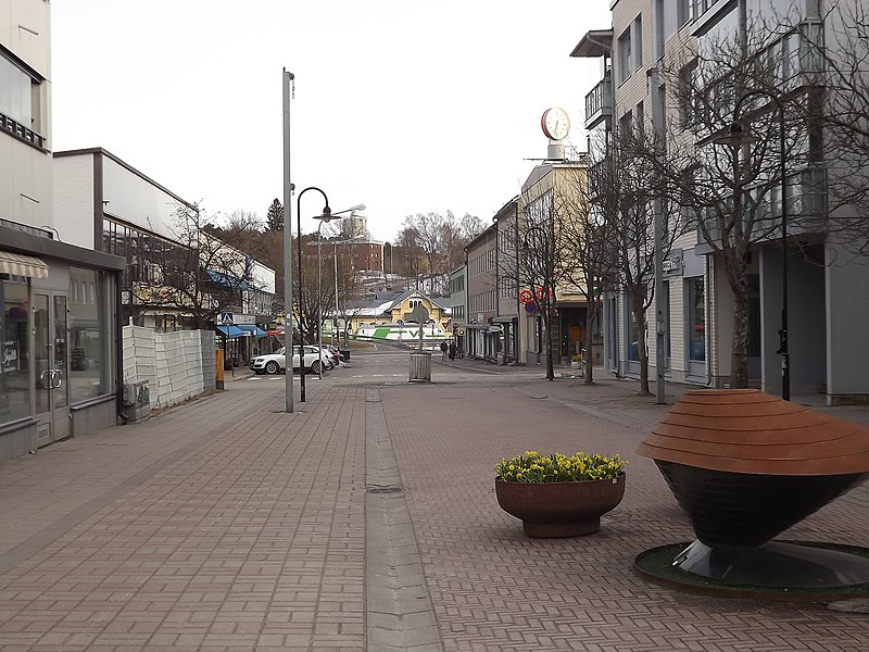 File:Köpmansgatan lördag kväll mot järnväg 2018.jpg