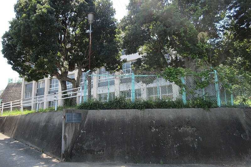 File:Kaizuka City Eijyu elementary school.jpg