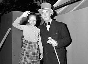 Karl Gerhard och adoptivdottern Fatima, 1953.