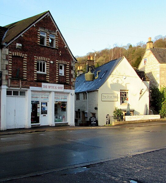 File:Kettle and its shadow above George Street, Nailsworth - geograph.org.uk - 4770039.jpg
