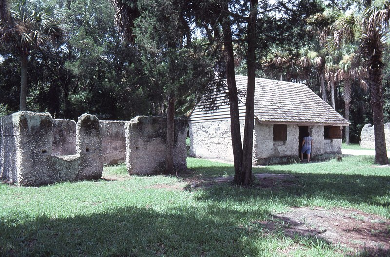 File:Kingsley Plantation – restored and unrestored slave cabins.jpg