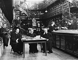 Kloosterbibliotheek Wittem in de vroege 20e eeuw, waarschijnlijk rond 1914 met in beeld priesters en studenten