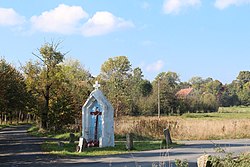 Centar sela sa sjajem u prvom planu.