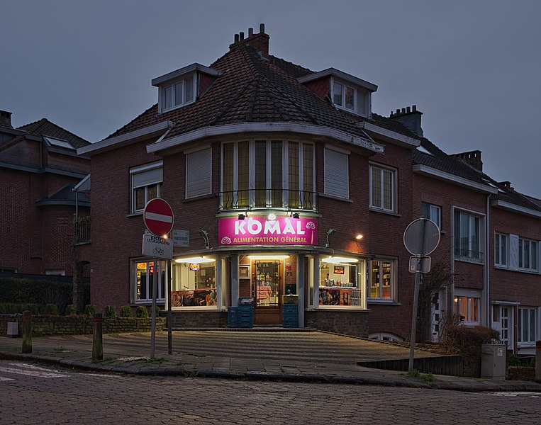 File:Komal Alimentation Général- corner store on Avenue Daniel Boon 73 (intersection with Rue Francois Bekaert) in Auderghem, Belgium, view from outside in the evening.jpg