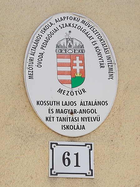 File:Kossuth Lajos Elementary School, house number, 2019 Mezőtúr.jpg