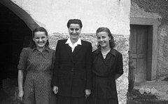 Kuharici menze v Št. Vidu s prijateljico (desna) 1950.jpg