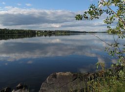 Kussjön fotograferad från sydost. På andra sidan sjön ses byn Kussjö.