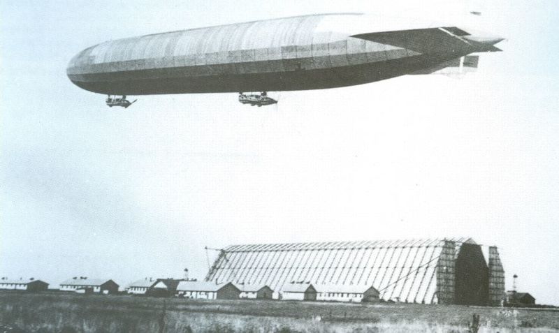 Datei:LZ 85 ueber Zeppelinhalle in Neubeschenowa, etwa 1915.JPG