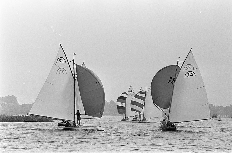 File:Laatste dag Kaagweek, Regenboog no. 37 van scheepsbouwer Bouke van Wijk, Bestanddeelnr 917-9877.jpg