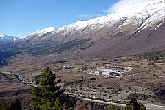 Strutture esterne di Laboratori nazionali del Gran Sasso ai piedi della Valle del Vasto