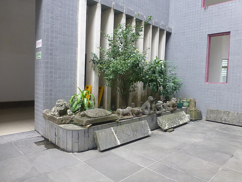 File:Leizhou Museum - stone dogs and turtle - P1590105.jpg