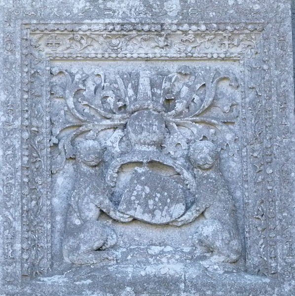 File:Les armes du Chateau du Moulin - bas relief au dessus de la porte.JPG