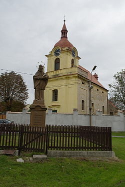 Kostel sv. Václava a socha sv. Jana Nepomuckého v Liblicích