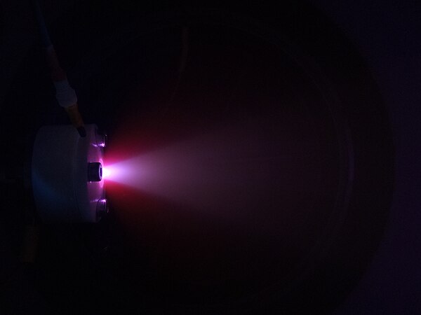 Supersonic expansion of a molecular gas after being excited by an electric discharge. Photo by L. Juppet