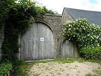 L'entrée du manoir constituée d'une porte cochère et d'une porte piétonne.