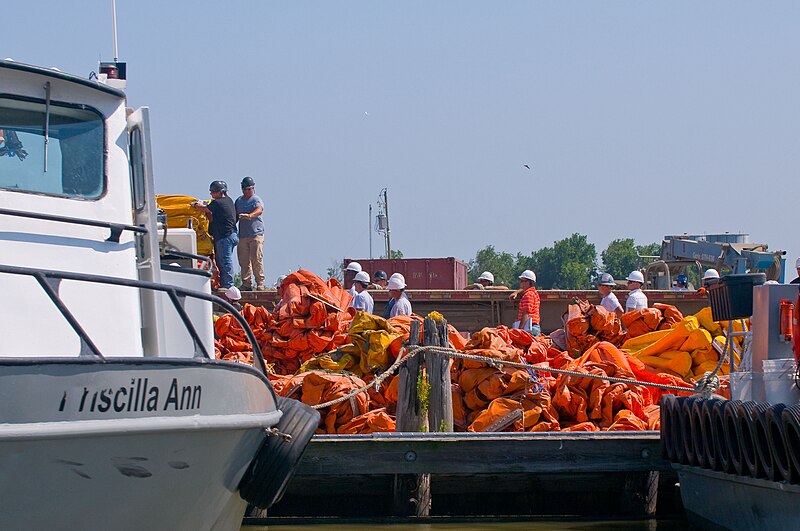 File:Loading new boom supply. (4605869251).jpg