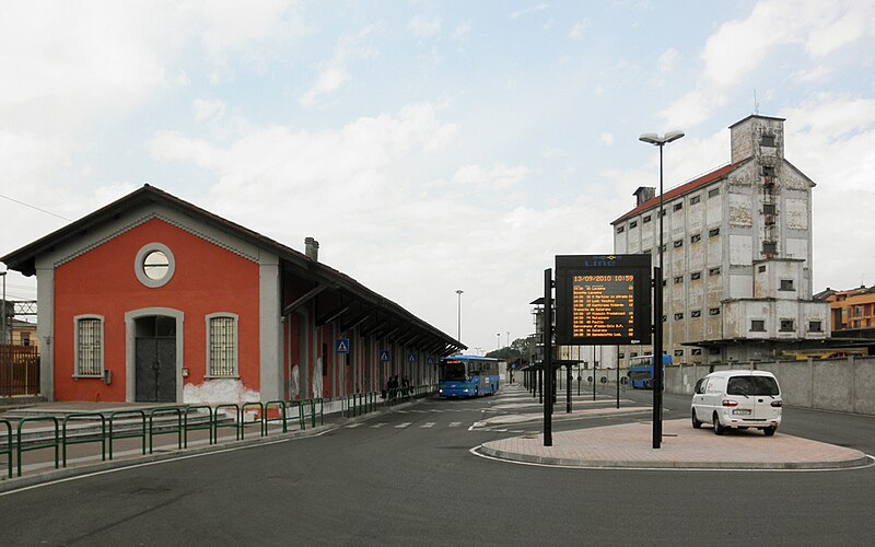 File:Lodi autostazione piazza Stazione.JPG