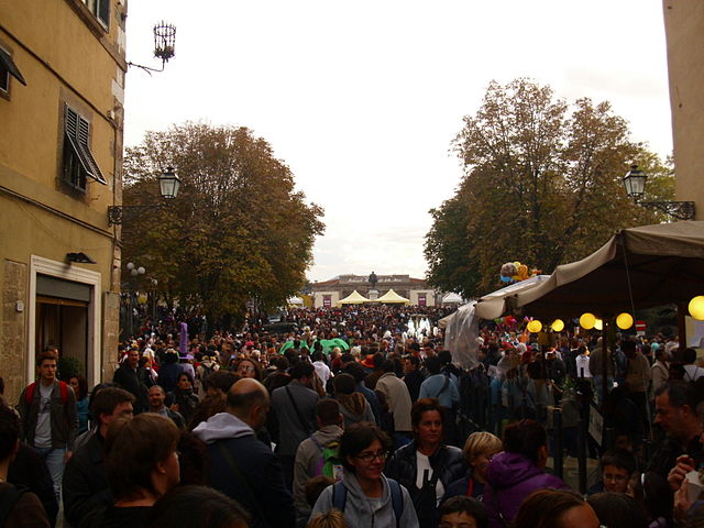 Crowd in Vittorio Veneto street during the Lucca Comics and Games 2012