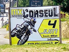 Bâche publicitaire annonçant l'épreuve de motocross MX organisée par l'AMC (Amicale Motocycliste Coriosolite) sur le circuit du Val de Gravel à Corseul le dimanche 4 juin 2023.