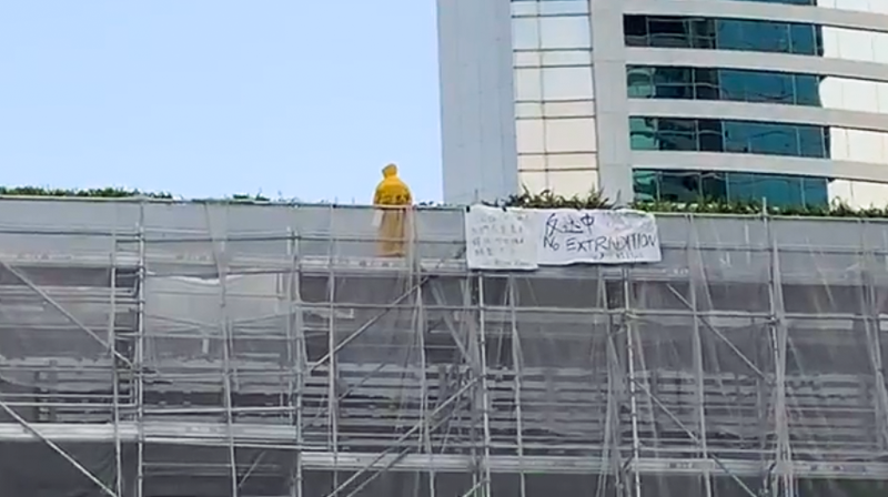 File:Man protesting Hong Kong's extradition law in Pacific Place 20190615.png