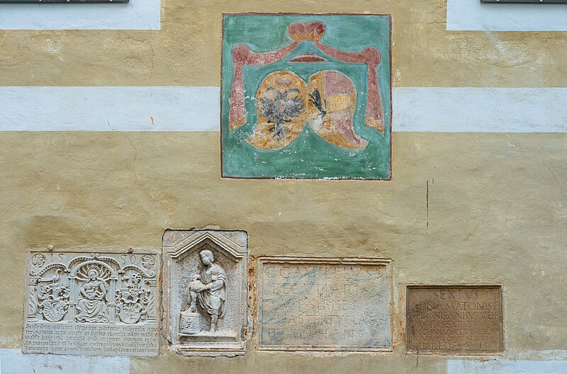 File:Maria Saal Domplatz 3 Propsthof S-Wand Wappenfresko Reliefs und Grabinschriften 19102023 0090.jpg