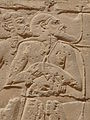 Μεντινέτ Χαμπού: ανάγλυφο με μορφή Ασιάτη αιχμάλωτου.