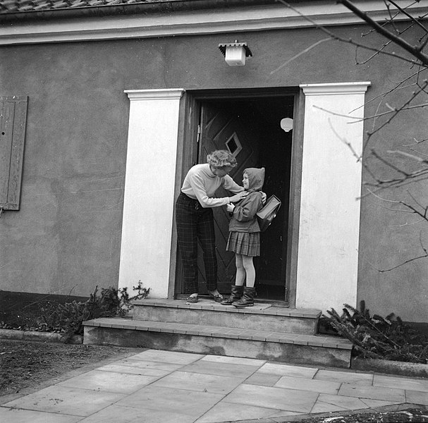 File:Mevrouw Svendsen met haar oudste dochter op de stoep bij de voordeur, Bestanddeelnr 252-8743.jpg