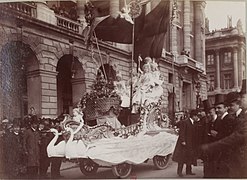 « Le Triomphe », char automobile électrique de la Reine des Reines de Paris, en 1903[15].