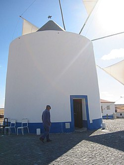 restaurierte Windmühle im südlichen Alentejo