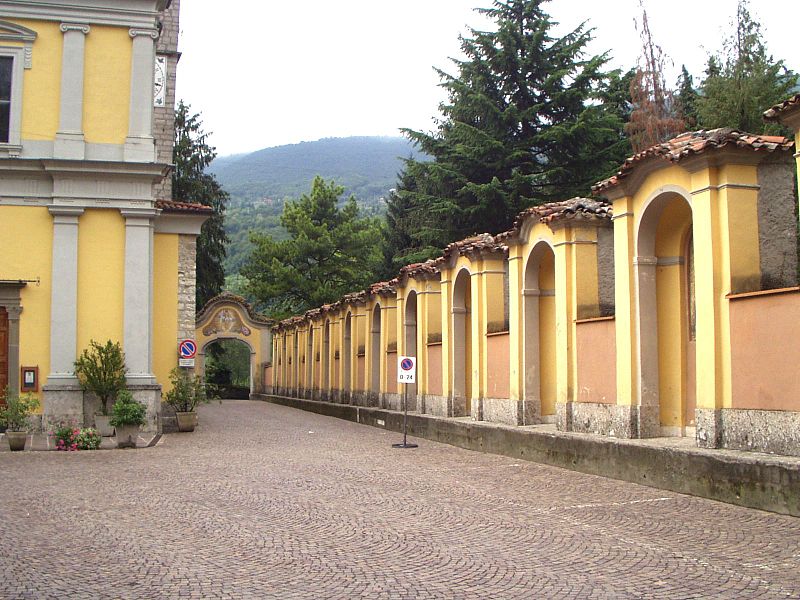 File:Monasterolo del Castello via crucis.jpg