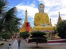 kolormonumento de Budho en lotuspozicio, Shwezigon Paya proksime de Bagan, Mjanmao