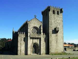 Monasterio de Leça do Balio con una alta torre adosada a la iglesia que dota al conjunto de un aspecto de fortaleza.