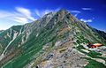 北岳山荘と北岳を背景に布団干しの光景（中白峰方面より）