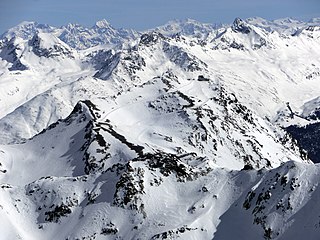 Horní stanice lanovky Piz Nair, pořízená z Piz Surgonda