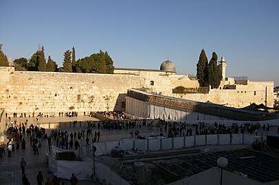 L'esplanade du Mur, avec à gauche la section des hommes et à droite, celle des femmes, la passerelle pour les touristes visitant les mosquées et la mosquée Al-Aqsa.