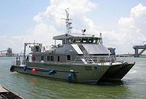 NOAA RV Manta maneuvering on Galveston Bay (2008).jpg