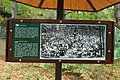 Čeština: Informační kolotoč u lesního divadla na vrcholu Na Chatkách západně od Hejnic.