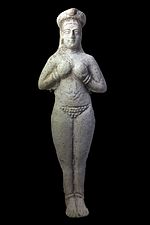 Göğüslerini tutan kadını gösteren taş heykelcik