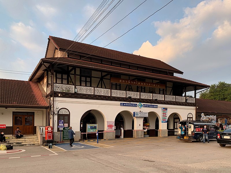 File:Nakhon Lampang Railway Station สถานีรถไฟ นครลำปาง (Dec 2021) IMG 02.jpg