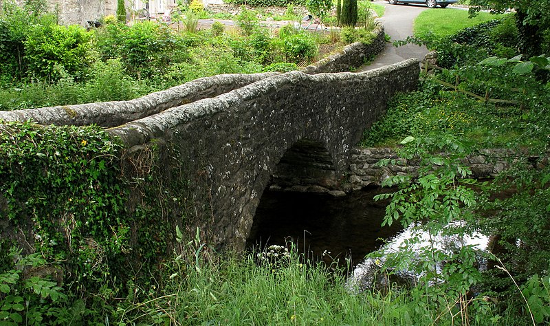 File:Narrow Footbridge - Clapham - geograph.org.uk - 1938637.jpg