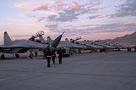 Une rangée de Su30-MKI à Nellis Air Force Base en 2008.