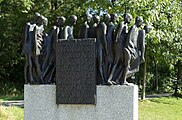 English: In the Foreground of Schloss Blutenburg you can see the Memorial of the "Todesmarsch" from the concentration camp prisoners of Dachau. Deutsch: Mahnmal bezüglich des Todesmarsches der ehemaligen Häftlinge des KZ-Dachau bei Schloss Blutenburg.